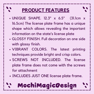 Może przedstawiać: Lista cech produktu na lawendowym tle. Tekst zawiera cechy produktu, takie jak unikalny kształt (31,1 cm x 16,5 cm), błyszczące wykończenie, żywe kolory i że śruby nie są dołączone. Nazwa marki "MochiMagicDesign" znajduje się na dole.