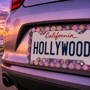 Może przedstawiać: Tył samochodu z kalifornijską tablicą rejestracyjną z napisem "HOLLYWOOD". Ramka tablicy rejestracyjnej ma powtarzający się wz&oacute;r gwiazd, księżyc&oacute;w i romb&oacute;w w kolorze r&oacute;żowym, fioletowym i białym. Tło przedstawia zach&oacute;d słońca nad oceanem.