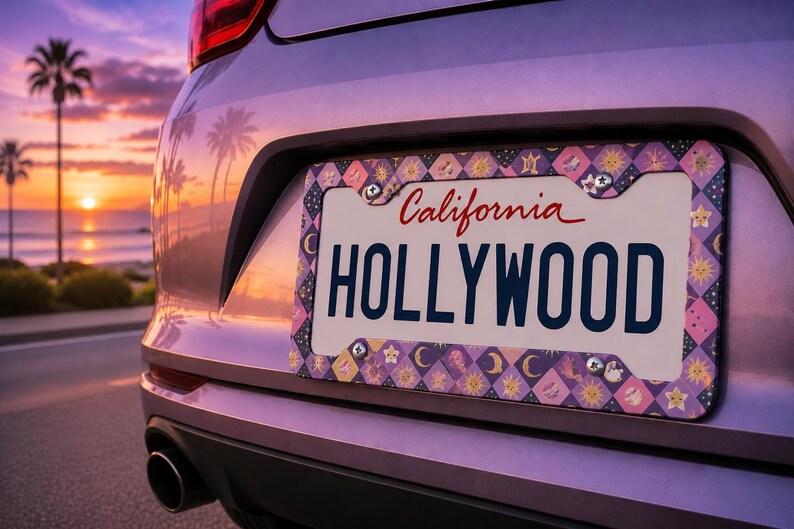 Może przedstawiać: Tył samochodu z kalifornijską tablicą rejestracyjną z napisem "HOLLYWOOD". Ramka tablicy rejestracyjnej ma powtarzający się wz&oacute;r gwiazd, księżyc&oacute;w i romb&oacute;w w kolorze r&oacute;żowym, fioletowym i białym. Tło przedstawia zach&oacute;d słońca nad oceanem.