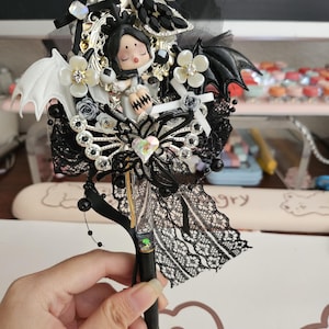 Caneta de contas de princesa fada gótica – Caneta de renda preta feita à mão com boneca de argila e cristais