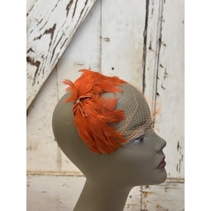 Chapeau bibi plumes en velours orange vintage des années 1940 avec voile - Bandeau rétro