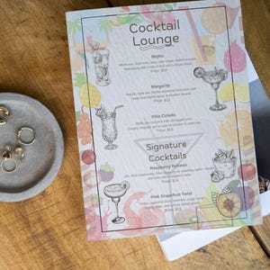 Modèle de menu de boissons floral coloré, Dessiné à la main, Panneau de boissons imprimable, Menu de bar modifiable, Menu de boissons signature, Menu de cocktails ondulé, Fruits