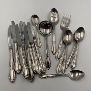 Oneida Stainless Steel STRATHMORE 20 Piece Lot (Spoons, Knives, Servers)