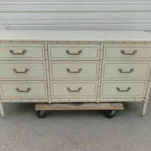 Cómoda triple vintage de imitación bambú para dormitorio, estilo Regency, 9 cajones, reproducción FAKE Henry Link Bali Hai Coastal Palm Beach MCM, cambiador para bebés, color marfil