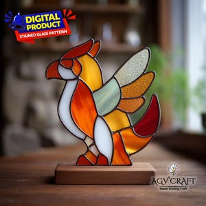 Könnte beinhalten: Eine Glasmalerei-Vogelskulptur in Orange-, Gelb-, Weiß- und Rottönen, montiert auf einem Holzsockel. Das Kunstwerk zeigt ein stilisiertes Design mit dem Text "DIGITAL PRODUCT STAINED GLASS PATTERN".