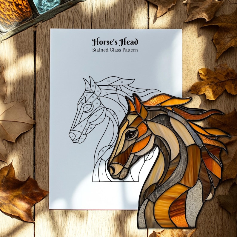 Peut inclure: Une t&ecirc;te de cheval en vitrail aux tons marron, orange et beige, avec un guide de motifs. Le guide de motifs est un contour noir et blanc de la t&ecirc;te de cheval avec des sections num&eacute;rot&eacute;es. Le texte "Horse's Head Stained Glass Pattern" est en haut.