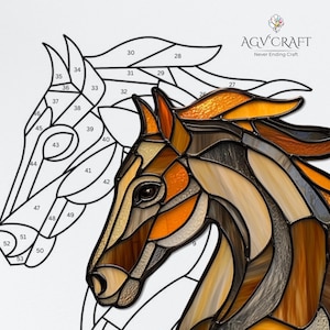 Peut inclure: Un motif de t&ecirc;te de cheval en vitrail avec un contour d&eacute;taill&eacute; et des sections num&eacute;rot&eacute;es. La crini&egrave;re et le visage du cheval pr&eacute;sentent des nuances d'ambre, de brun et de gris. Le logo AGV CRAFT est dans le coin sup&eacute;rieur droit.