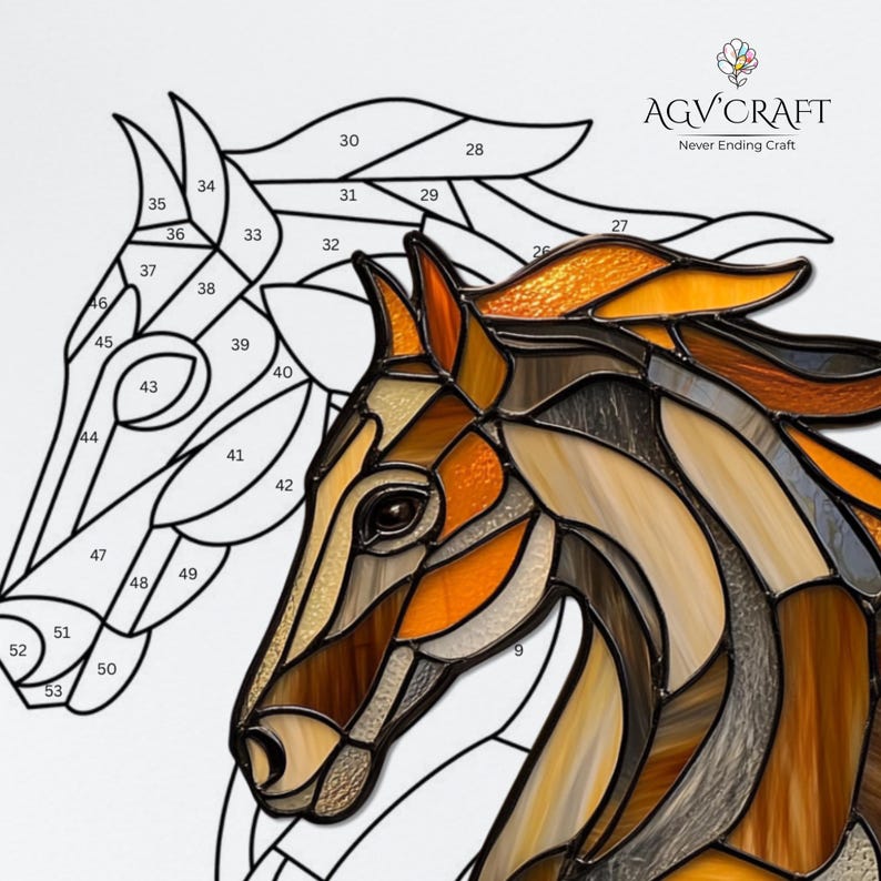 Peut inclure: Un motif de t&ecirc;te de cheval en vitrail avec un contour d&eacute;taill&eacute; et des sections num&eacute;rot&eacute;es. La crini&egrave;re et le visage du cheval pr&eacute;sentent des nuances d'ambre, de brun et de gris. Le logo AGV CRAFT est dans le coin sup&eacute;rieur droit.