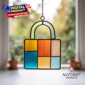 Puede incluir: Un colorido patrón de vidriera en un diseño de candado. El vidrio presenta una mezcla de paneles amarillos, naranjas, azules y blancos, enmarcados en metal oscuro. El asa superior es arqueada con vidrio verde y azul. La imagen incluye el texto "DIGITAL PRODUCT STAINED GLASS PATTERN".