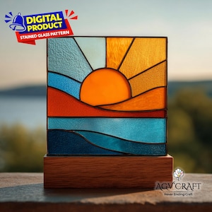 Pode incluir: Um painel de vitral retratando um pôr do sol sobre a água, com um sol laranja, ondas azuis e laranja e uma base de madeira. O painel está rotulado como "DIGITAL PRODUCT STAINED GLASS PATTERN". O painel tem formato quadrado.