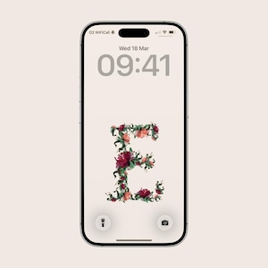 Puede incluir: Un teléfono inteligente muestra un fondo de pantalla floral con la letra "E". La letra está compuesta por flores rojas, rosas y verdes. La hora es 09:41 y la fecha es miércoles 18 de marzo. El teléfono tiene un borde negro y un fondo beige claro.