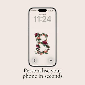 Peut inclure: Un smartphone affiche un fond d'écran floral avec la lettre "B" en rouge, rose et vert. L'heure est 11h24 le vendredi 20 mars. Le texte "Personalise your phone in seconds" est en bas.