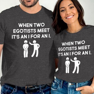 Zwei Egotisten T-Shirt, lustige T-Shirts, sarkastisches Humor Geschenk, antisoziales T-Shirt, introvertiertes Shirt, Wortspiel T-Shirts, humorvolles T-Shirt, lustiges Textdesign