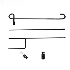 Peut inclure: Kit de support de drapeau de jardin en métal noir, comprenant un dessus incurvé, une barre horizontale et un support vertical. Comprend un clip en plastique et un bouchon noir. Pour les drapeaux de jardin.