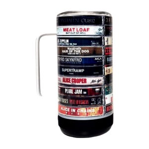 Peut inclure: Un mug de voyage cylindrique orné d'un collage de pochettes d'albums de rock classiques, dont Meat Loaf et Alice in Chains. Le mug a une base noire, une anse blanche et un couvercle transparent. Un hommage vibrant à la musique rock.