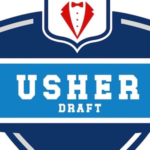 Op de afbeelding: Een blauw-witte afbeelding met de tekst "USHER DRAFT" in vette witte letters. Boven de tekst staat een schild met een rode smokingjas en een vlinderdas. Het ontwerp heeft een moderne, strakke uitstraling.