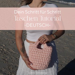 Könnte beinhalten: Eine hellrosa gehäkelte Tragetasche mit rechteckigem Boden und zwei Henkeln. Die Tasche wird vor einer Person gehalten, die ein weißes Oberteil und einen Rock trägt. Der Text auf dem Bild lautet "Dein Schritt für Schritt Taschen Tutorial -DEUTSCH-" und "made by a.crochetbag."