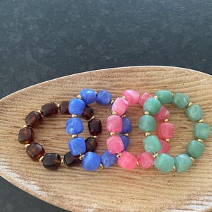 Bracelet perles cubes en acrylique rose, bleu, vert, marron