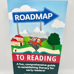 Op de afbeelding: Een boekomslag met een blauw bord waarop "ROADMAP TO READING" staat. Het bord wijst naar rechts. Er is een auto met een gezin erin die op een weg rijdt die naar een open boek leidt. De boekomslag heeft een groene achtergrond met witte wolken en bergen op de achtergrond. De tekst op de omslag luidt: "A fun, comprehensive guide to establishing literacy for early readers! BY HOLLY ANN WRIGHT"