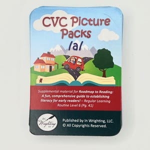 Op de afbeelding: Een stapel kleurrijke flashcards met de titel "CVC Picture Packs /a/" en een cartoonillustratie van een auto die op een weg rijdt met een huis en een boom op de achtergrond. De tekst "Supplemental material for Roadmap to Reading: A fun, comprehensive guide to establishing literacy for early readers! - Regular Learning Routine Level 6 (Pg. 41) Published by In Wrighting, LLC. All Copyrights Reserved." staat gedrukt op de achterkant van de kaarten.