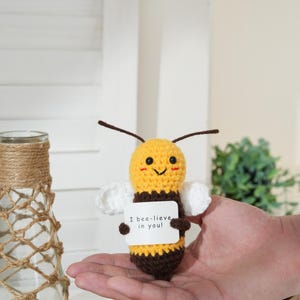 Schattige handgemaakte gebreide bij, zachte bij plushie cadeau voor kinderen, amigurumi-bijen, schattige bij, gehaakte bij decor, pluizige bij, pocket knuffel, snel schip