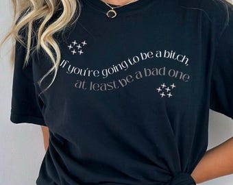 Si vas a ser una perra, al menos sé una mala. Camiseta de mujer atrevida, divertida y linda. Regalo de broma divertido para mujeres.