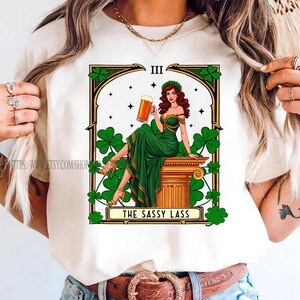 Chemise drôle de la Saint-Patrick, t-shirt irlandais, t-shirt de carte de tarot The Sassy Lass, chemise porte-bonheur, t-shirt shamrock, carte de tarot, cadeau de la Saint-Patrick.