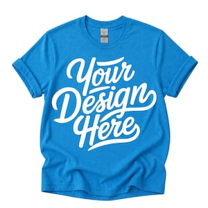以下が含まれることがあります： 鮮やかな青色のTシャツ。袖は折り返されています。「Your Design Here」という白い文字が筆記体で書かれています。首元にはGildanのブランドラベルが見えます。