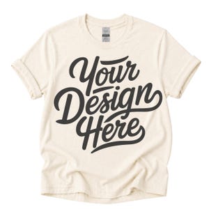 Op de afbeelding: Crèmekleurig T-shirt met opgerolde mouwen. De tekst "Your Design Here" staat in een vetgedrukte, zwarte, cursieve lettertype op de voorkant. Het shirt heeft een ronde hals en een label in de nek.