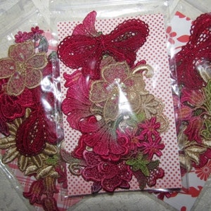 Dentelle de venaison rouge, dentelle de Noël, dentelle teinte à la main, dentelle vintage Crème Or Glitter, Dentelle Crazy Quilt, Embellissement de dentelle, Kit d’applique de dentelle