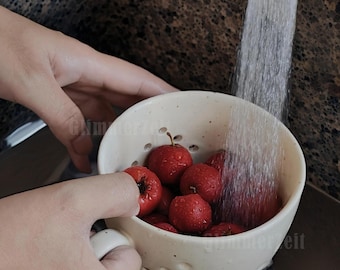 BIEN BEAU Farmhouse Ceramic Berry Basket, Colander, Strawberry Decor, Fruit Bowls/Baskets, Kawaii Kitchen Bowl, Pink White And Cute