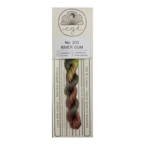 Può includere: Un gomitolo di filo da ricamo River Gum, un filo 100% cotone tinto a mano in tonalità di verde, giallo e marrone. Il filo è pretagliato in lunghezze di 50 cm e viene fornito con 10 metri di filo.