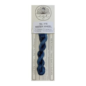 Può includere: Un gomitolo di filo da ricamo in cotone blu a fili multipli, etichettato "Water Wheel" con il numero 416. Il filo è 100% cotone e tinto a mano in Australia. È pretagliato in lunghezze di 50 cm.