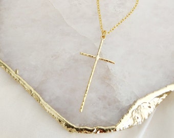 Grand collier pendentif croix martelée en or, collier croix et lettre, cadeau fête des mères, collier croix en or, cadeau pour maman