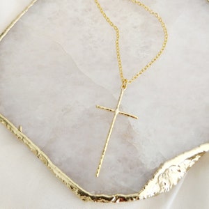 Große Gold gehämmert Kreuz Anhänger Halskette, Kreuz und Buchstaben Halskette, Muttertagsgeschenk, Gold Kreuz Halskette, Geschenk für Mama