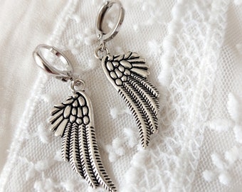 Zilveren oorringen met engelenvleugels: verenbedel Huggies