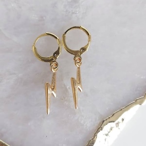 Pendientes de rayo, pendientes de aro de oro, pendientes de aro con dije de oro, regalo para hija adolescente, regalo para hermana pequeña