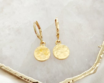 Hammered Gold Disc Earrings, Classic Gold Hoops, Coin Hoop Earrings, Gold Huggie Earrings, Small Hoop Earrings, Gift for Mom, Disc Earring