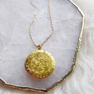 Gold Locket Necklace, Circle Gold Locket, Flower Etched Locket, Photo Locket Necklace, Vintage Style Locket, Mothers Day Gift