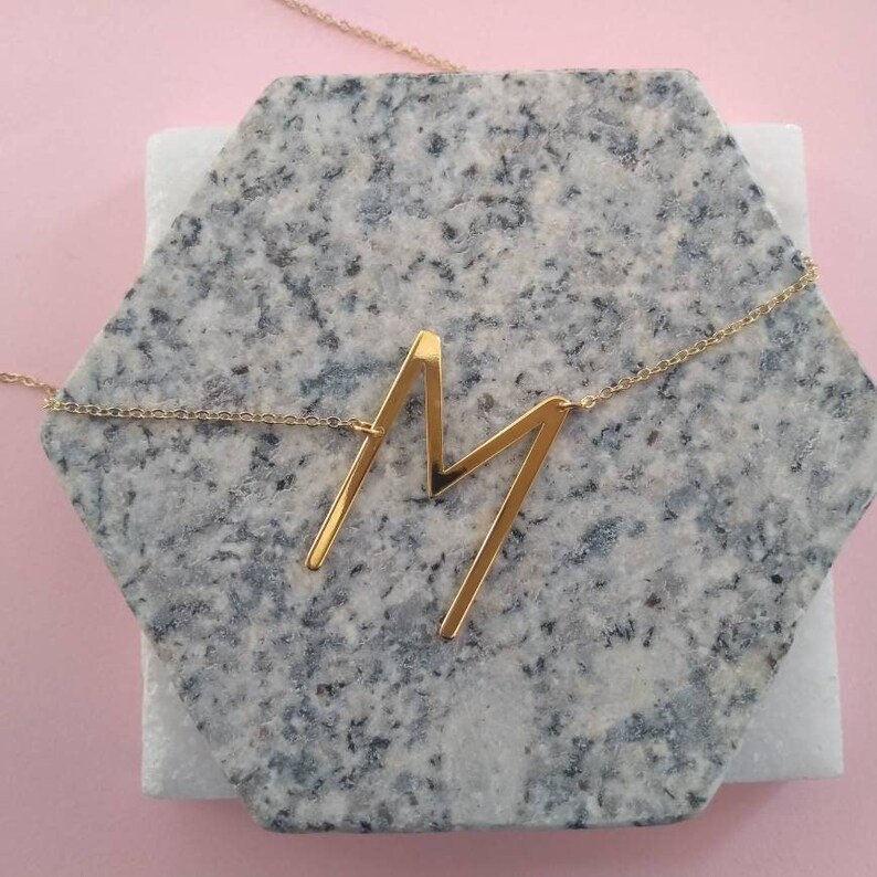 Große Gold seitlich Buchstabe Halskette, Namen Halskette, erste Schmuck, personalisierte Halskette, Brautjungfern Halskette Geschenk, Muttertagsgeschenk Bild 9