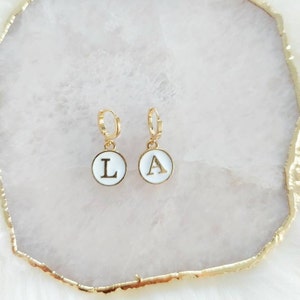 Pendientes con letras, aros dorados Huggie, pendientes personalizados, joyas con letras, regalo de cumpleaños para hermana