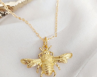 Queen Bee Necklace, Matriarchal Jewellery, Strong Woman, Gold Bumbler Bee Necklace, Insect Jewellery, Gift for Her, Size inclusive Fashion