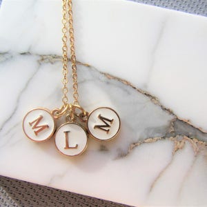 Collier de charme à trois lettres, collier à 3 initiales en or, cadeau de la fête des mères, bijoux personnalisés image 2