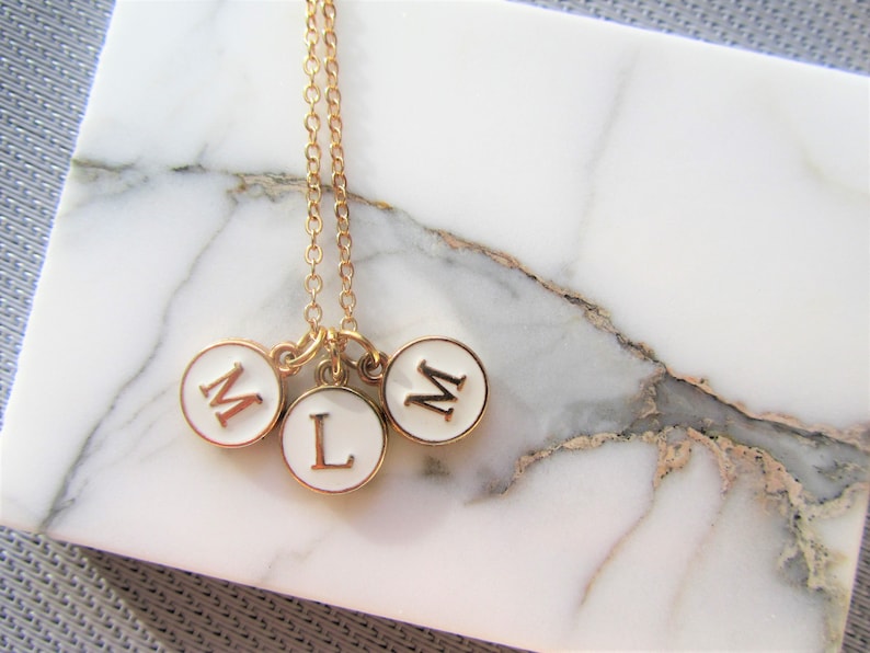 Collier de charme à trois lettres, collier à 3 initiales en or, cadeau de la fête des mères, bijoux personnalisés image 2
