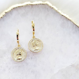 Gold Disc Ohrringe, Goldmünze Ohrringe, kleine Gold Creolen, Huggie Creolen, zarte Ohrringe, Boho Ohrringe, Geschenk für sie