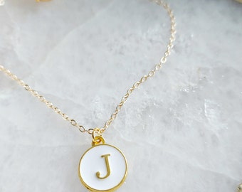 Armband med bokstäver i guld och emalj: Personlig initialberlock