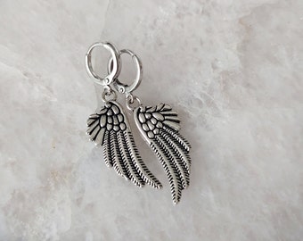 Zilveren oorringen met engelvleugel: veren bedeloorbellen