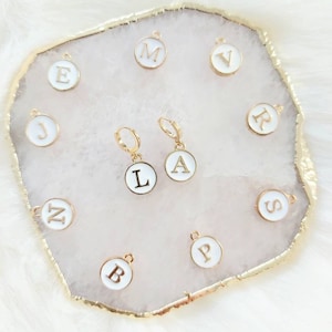 Pendientes de aro de oro con letras, pendientes de aro Huggie, pendientes personalizados, pendientes de letras, regalo del día de las madres, pendientes de aro de oro