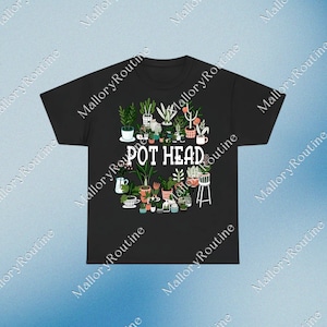 Op de afbeelding: Zwart T-shirt met een ontwerp van potplanten en de tekst "POT HEAD" in het wit. De planten staan in verschillende potten en maten. Een leuk, op planten gebaseerd ontwerp.