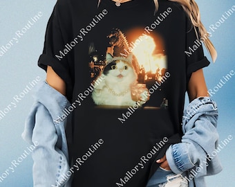 Gatto Firestarter PNG, Grafica vintage di animali divertenti PNG, Sublimazione di gatti spaventosi, Animali, Gatto con torcia, Meme imbarazzante e divertente da scaricare digitalmente